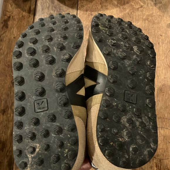 Veja Sneakers - Picture 3 of 5